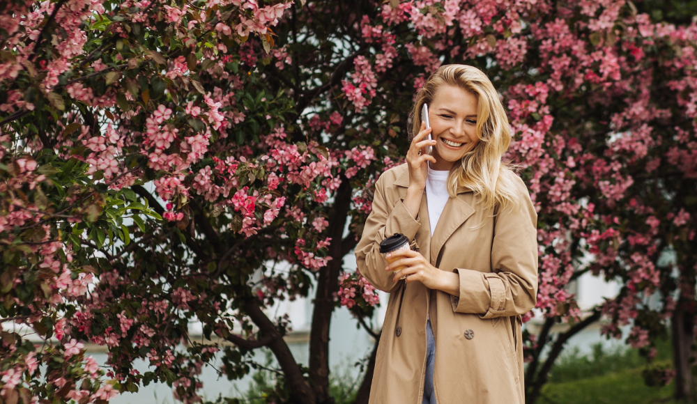 L'uomo e la donna si rallegrano della comunicazione veloce di 1Mobile
