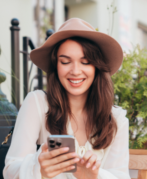 Un uomo e un bambino vivono un momento di gioia insieme a 1Mobile