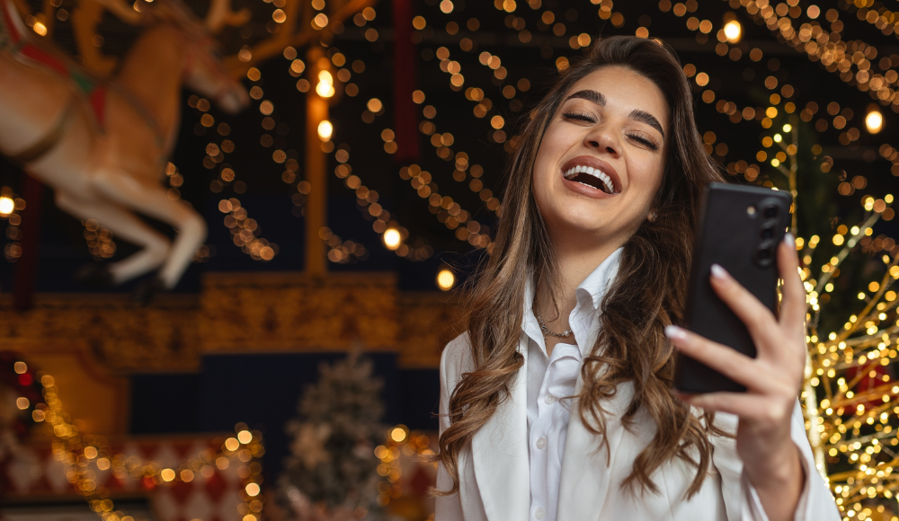 L'uomo e la donna si rallegrano della comunicazione veloce di 1Mobile